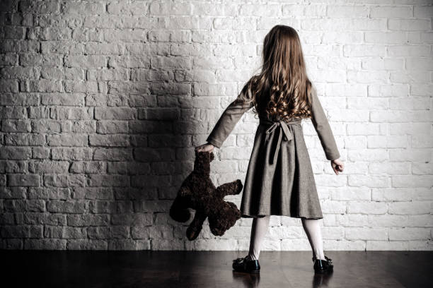 istock girl at the wall 924153174