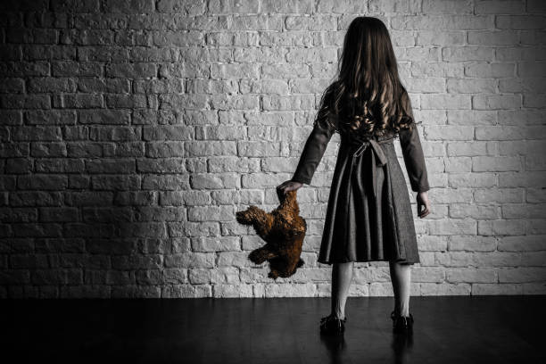 istock girl at the wall 924153176
