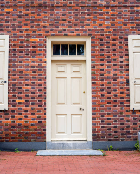 istock Historic colonial door on a brick building in Pennsylvania 924156836