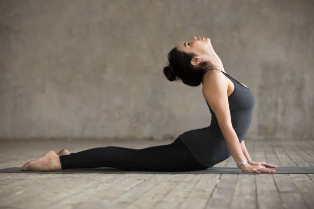 jovem mulher fazendo exercício de cobra - bikram yoga pilates beautiful - fotografias e filmes do acervo