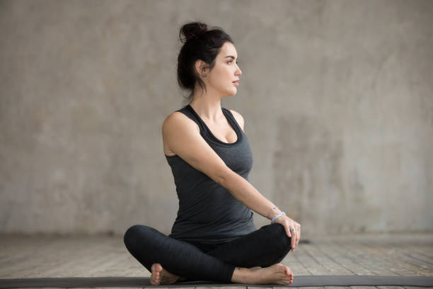 istock Young woman in Parivrtta Sukhasana pose 924163508