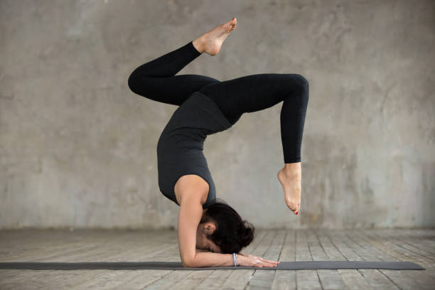jeune femme sportive, faire de l’exercice pincha mayurasana - inversion yoga photos et images de collection