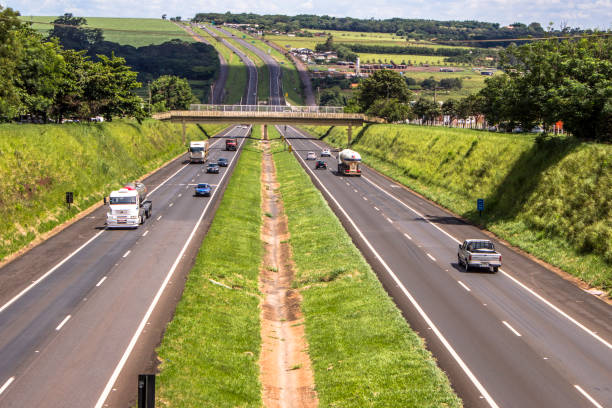 movimiento de la carretera anhanguera, en el estado de sao paulo, brasil - state highway fotografías e imágenes de stock