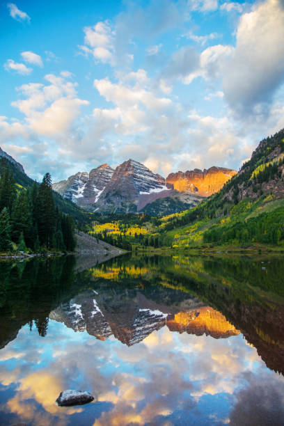 maroon bells y lago en sunrise, colorado, usa - colorado coniferous tree mountain range mountain fotografías e imágenes de stock