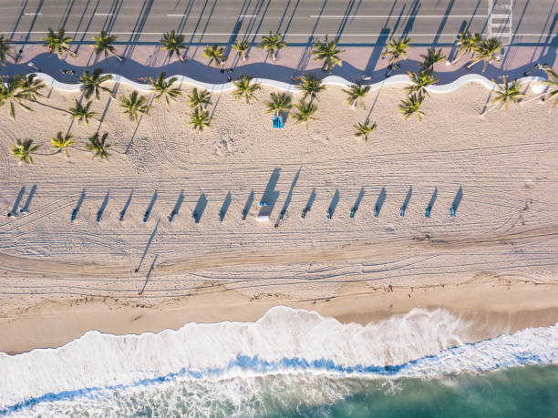 ドローンの観点から日の出フォート ローダーデール ビーチ - southern usa sand textured photography ストックフォトと画像