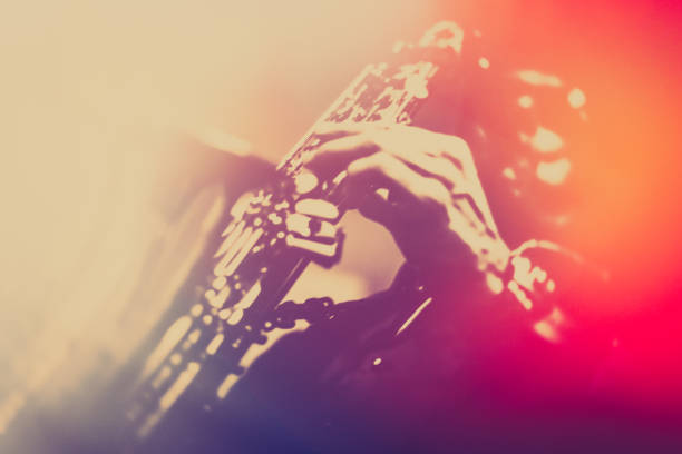 jazz no sangue - close up musical instrument saxophone jazz - fotografias e filmes do acervo