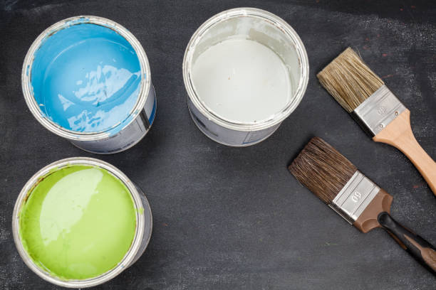 istock brush, paint top view wood 924179660