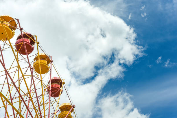 istock Ferris wheel with blue cloudy sky on background, summer vacation theme, copyspace 924181760