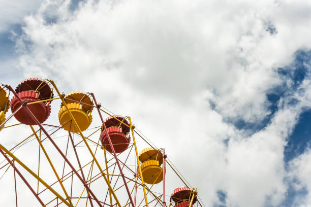istock Ferris wheel with blue cloudy sky on background, summer vacation theme, copyspace 924181800