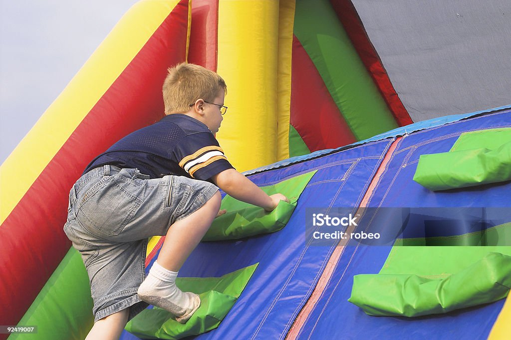 Menino brincando na pista de obstáculos - Foto de stock de Pista de Obstáculos royalty-free
