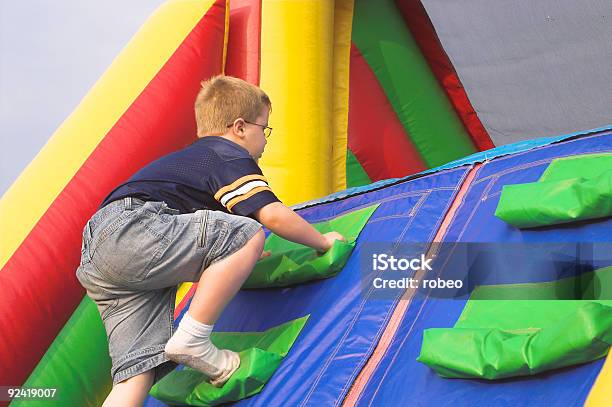 Foto de Menino Brincando Na Pista De Obstáculos e mais fotos de stock de Pista de Obstáculos - Pista de Obstáculos, Inflável, Criança