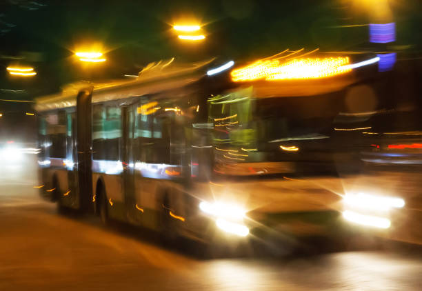 버스는 밤 도시 이동 - driver bus public transportation reflection 뉴스 사진 이미지