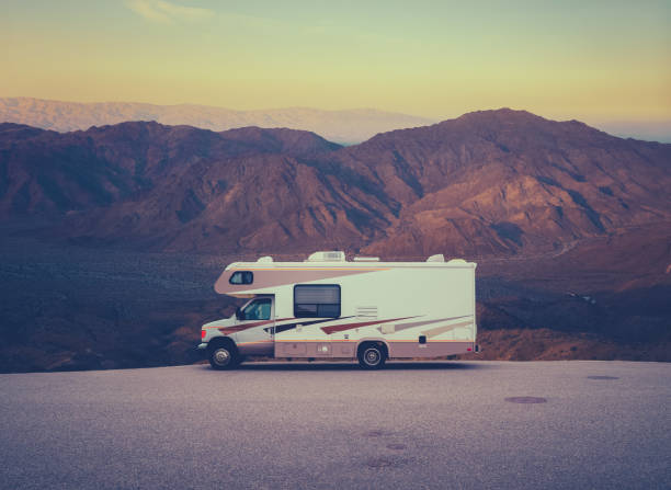 retrô rv camper no deserto - vehicle trailer - fotografias e filmes do acervo