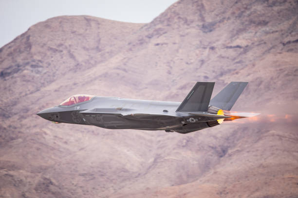 f-35 lightning ii contro le colline del nevada, con postbruciatore - fighter plane jet military airplane afterburner foto e immagini stock