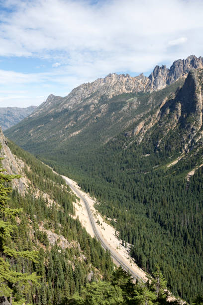 north-cascades-nationalpark, washington state mountain pass highway 20 - north cascades national park washington state northern cascade range mountain pass stock-fotos und bilder