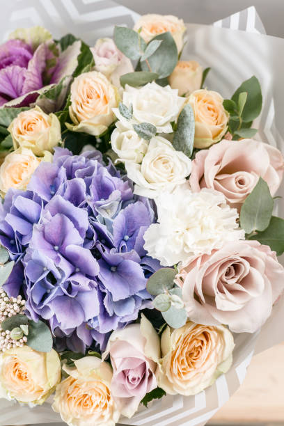 beau bouquet de fleurs mélangées dans un vase sur la table en bois - flower pot vase purple decor photos et images de collection