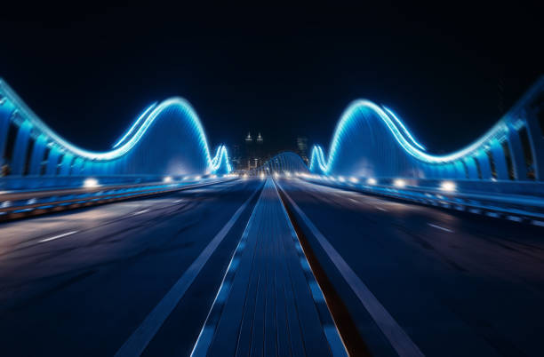 bewegung verwischt blau zu überbrücken, in der nacht, dubai - blurred motion bridge business blue stock-fotos und bilder