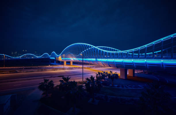 blue-brücke in der nacht, dubai - blue bridge stock-fotos und bilder