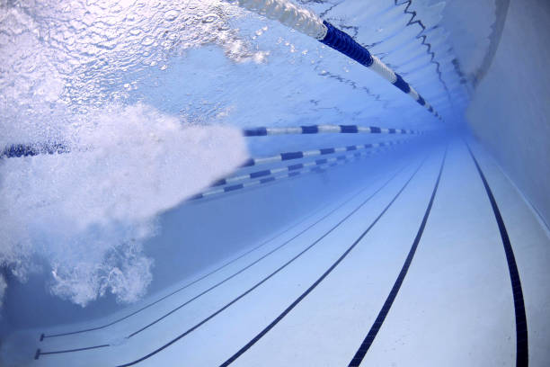água de piscina olímpica - boia equipamento de desporto aquático - fotografias e filmes do acervo