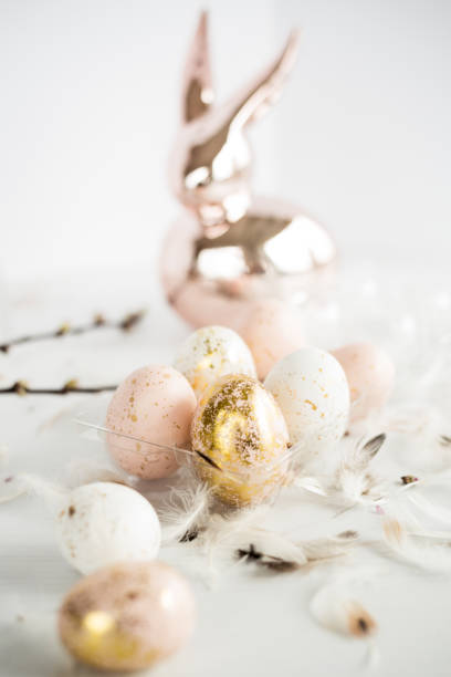 пасхальные яйца в гнезде - easter egg figurine easter holiday стоковые фото и изображения