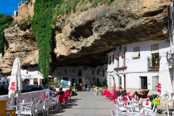 vista del blanco pueblo setenil de las bodegas - cadiz province fotografías e imágenes de stock