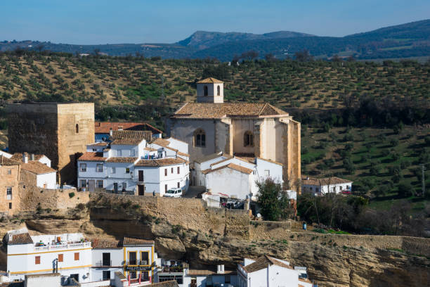 vista del blanco pueblo setenil de las bodegas - cadiz province fotografías e imágenes de stock