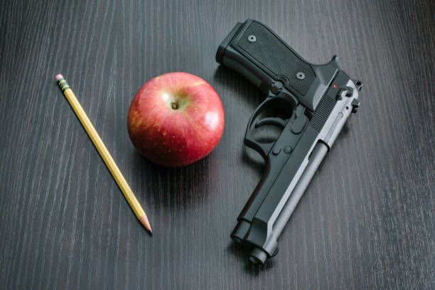 pistola da 9 mm per insegnante - handgun gun m9 9mm foto e immagini stock