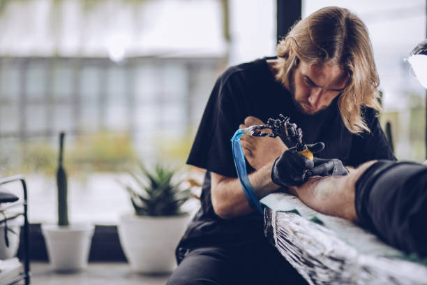 istock Artist making tattoo on man's leg 924249756