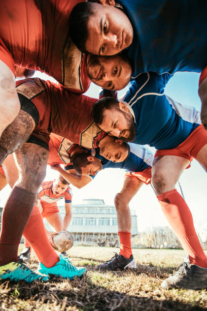 rugbyspelers tijdens het spel - rugby scrum stockfoto's en -beelden