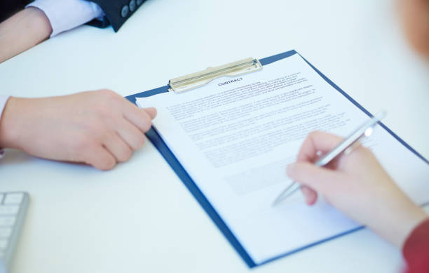 istock Business woman signing the contract document with pen on desk. Selective focus image on sign a contract. 924257924