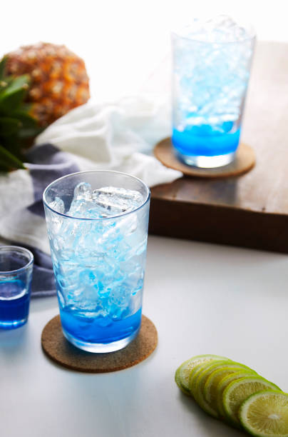 soda lime blu ghiaccio su tavolo di legno - beach table peach fruit foto e immagini stock