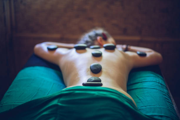 kobieta w spa - massage therapist lastone therapy massaging spa treatment zdjęcia i obrazy z banku zdjęć