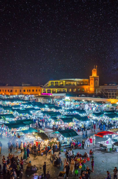 jamaa el fna market square in marrakesh's medina, marrakesh, morocco - djemma el fna square imagens e fotografias de stock