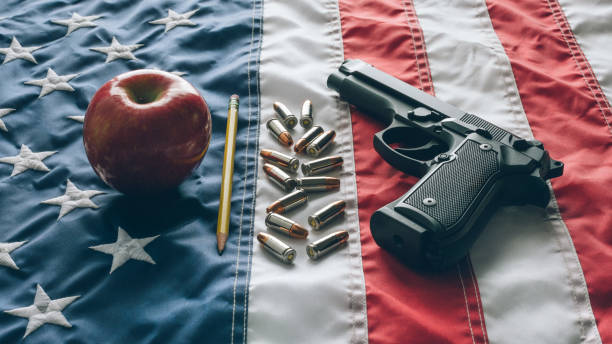 pistola da 9 mm a scuola sopra la bandiera usa - handgun gun m9 9mm foto e immagini stock