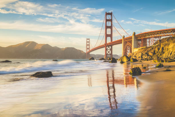 ponte golden gate ao pôr do sol, san francisco, califórnia, eua - baker beach - fotografias e filmes do acervo