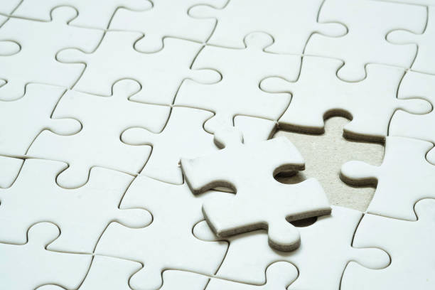 istock Final piece of jigsaw puzzle 924301018