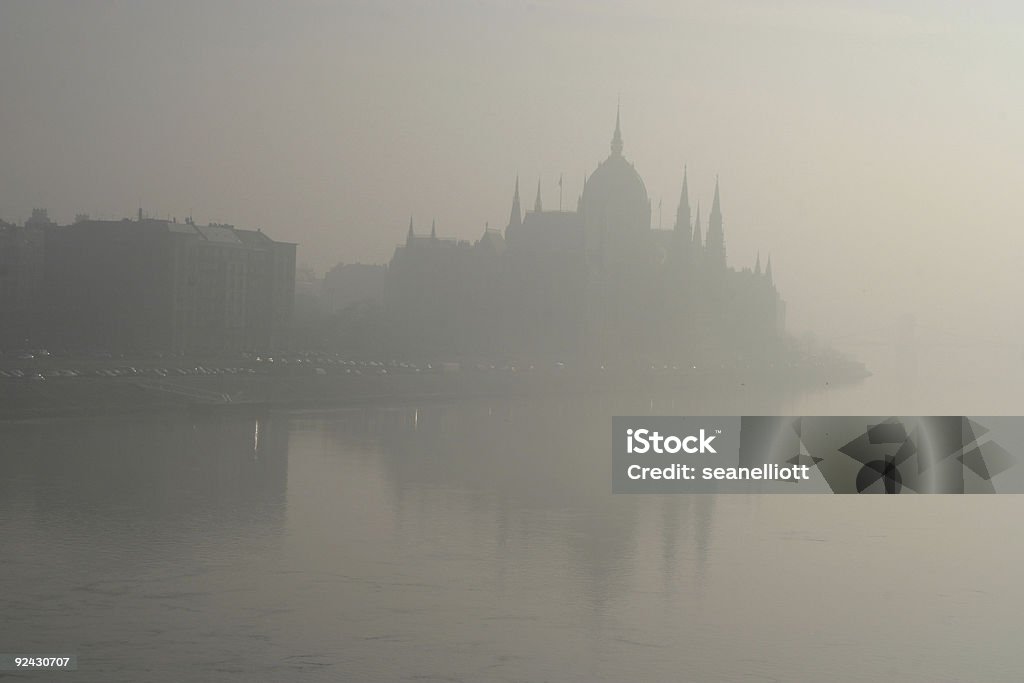 edificio del Parlamento di budapest nebbiosa - Foto stock royalty-free di Accendere (col fuoco)