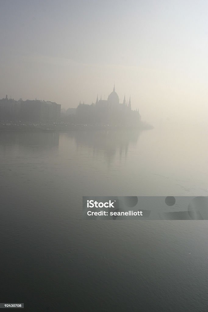 nebbiosa budapest - Foto stock royalty-free di Accendere (col fuoco)