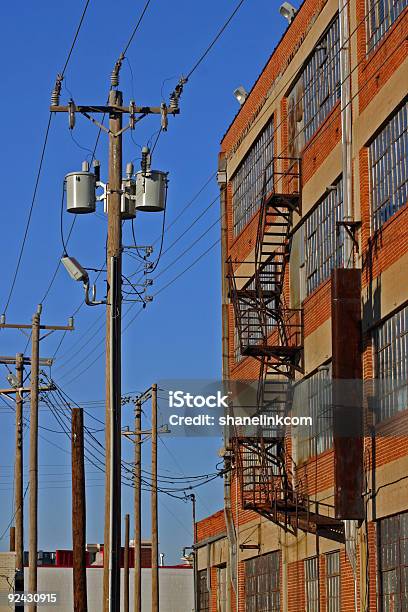 Alleyscape Foto de stock y más banco de imágenes de Ampliación de casa - Ampliación de casa, Anticuado, Basura industrial