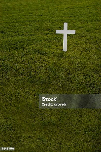 Una Cruz En Verde Hierba Foto de stock y más banco de imágenes de Cementerio - Cementerio, Cementerio Nacional de Arlington, Color - Tipo de imagen