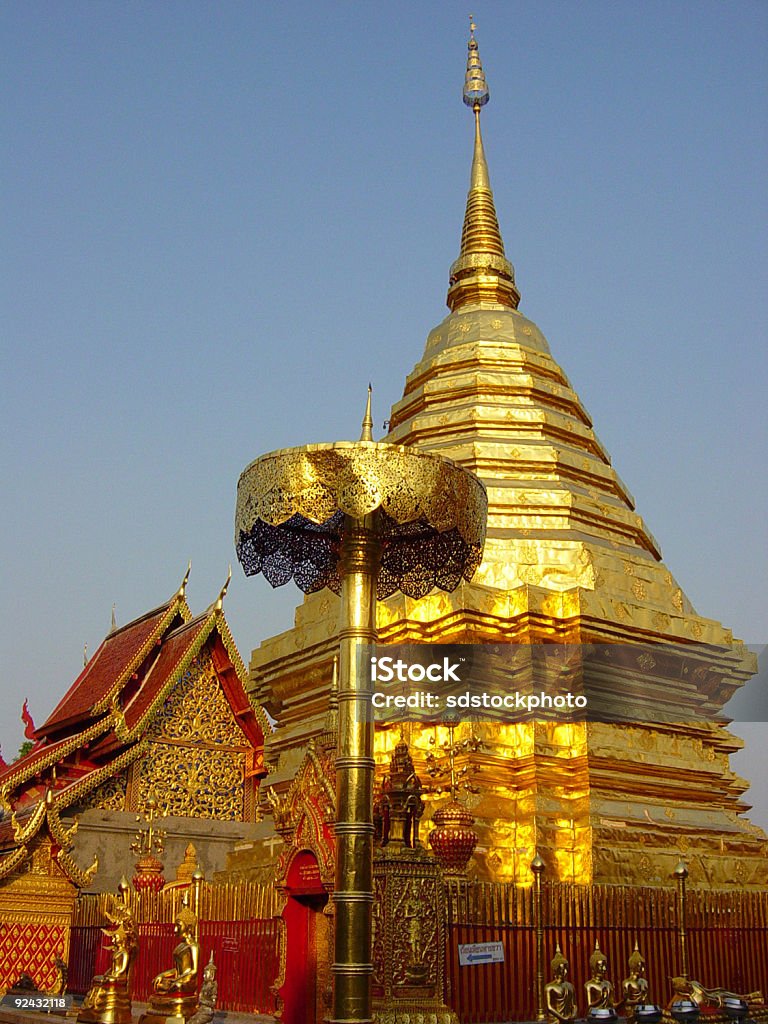 Deslumbrante Golden Temple na Tailândia - Foto de stock de Arcaico royalty-free