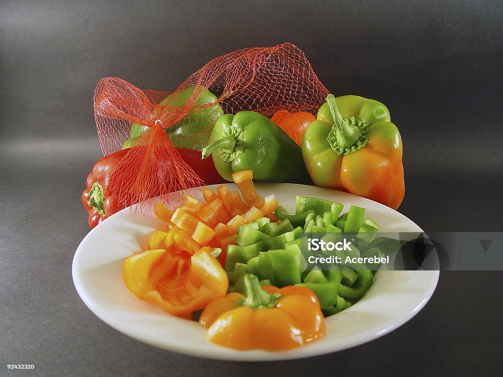Bell Pimentos-inteiras e cortadas - Royalty-free Legumes Foto de stock