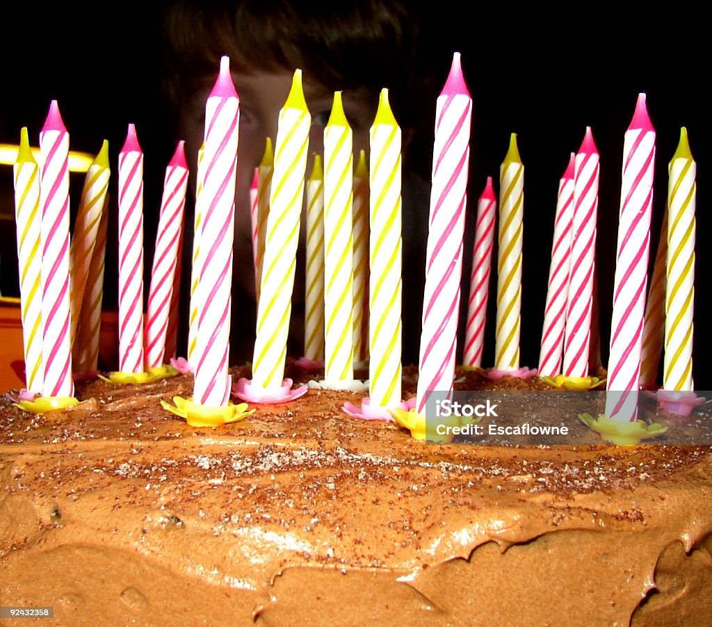 Menino atrás de bolo - Foto de stock de 20 Anos royalty-free