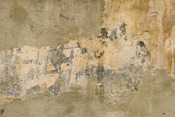 istock Wall fragment with scratches and cracks 924326976