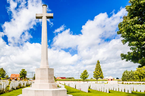 britischer friedhof bei ypern in belgien - flanders war grave war memorial stock-fotos und bilder