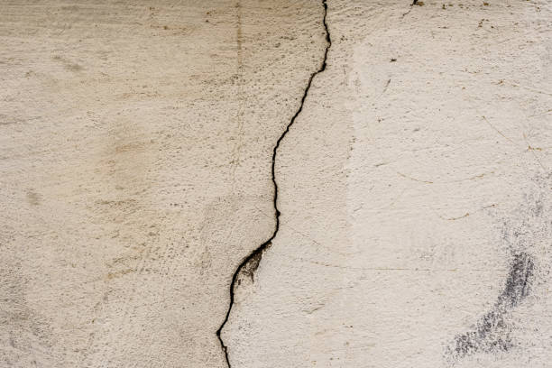 istock Wall fragment with scratches and cracks 924327142