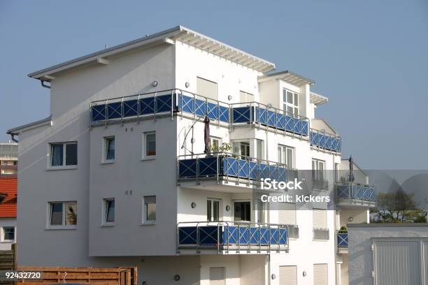 Moderni Bungalow House - Fotografie stock e altre immagini di Appartamento - Appartamento, Balcone, Bianco