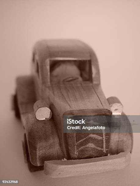 Antigo Carro De Brinquedo De Madeira - Fotografias de stock e mais imagens de Antigo - Antigo, Arcaico, Brinquedo