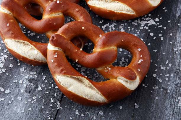 alemán pretzels con sal primer plano sobre la mesa. - pretzel german culture food salt fotografías e imágenes de stock
