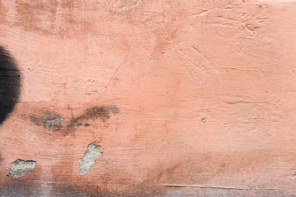 istock Wall fragment with attritions and cracks 924334288